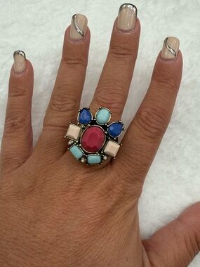 Avon Vintage Diva Statement Ring Sz 8 Colorful Chunky Cream Pink Blue Gold Tone